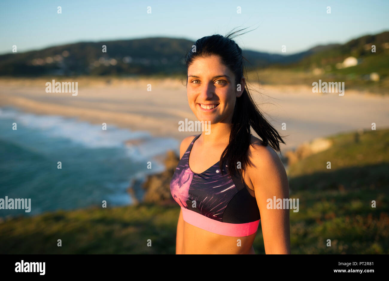 Portrait d'une femme de l'athlète dans la soirée, plage à l'arrière-plan Banque D'Images
