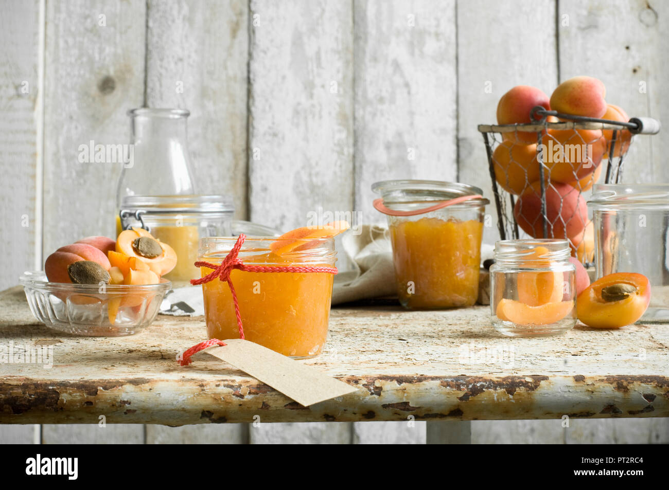 Verres de confiture d'abricot faite maison et d'abricots Banque D'Images