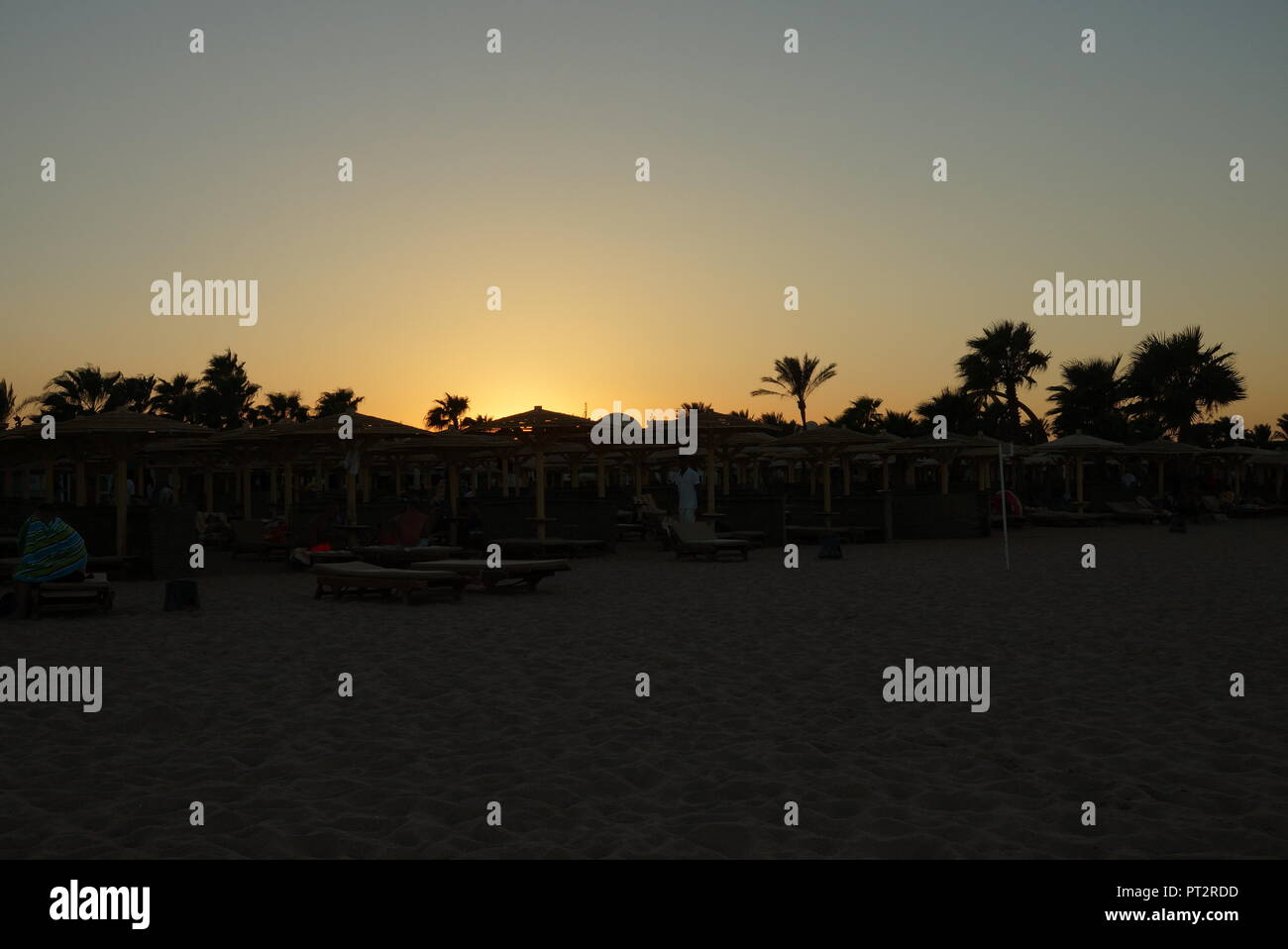Lever du soleil Hurghada Egypte en hiver et beautifyl ciel nuages avec vue sur la plage de la Mer Rouge égyptienne Banque D'Images