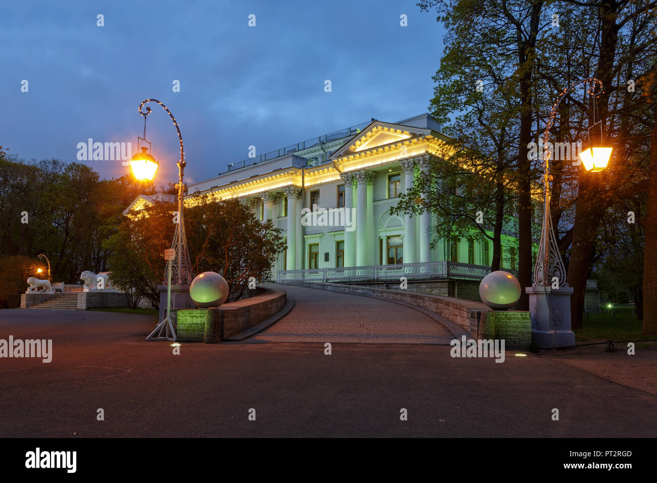 Sur l'Île Elagin Elagin Palace au printemps, Saint-Pétersbourg, Russie. Il en le musée d'art et d'artisanat russe et l'intérieur du XVIII-XX siècles. Banque D'Images