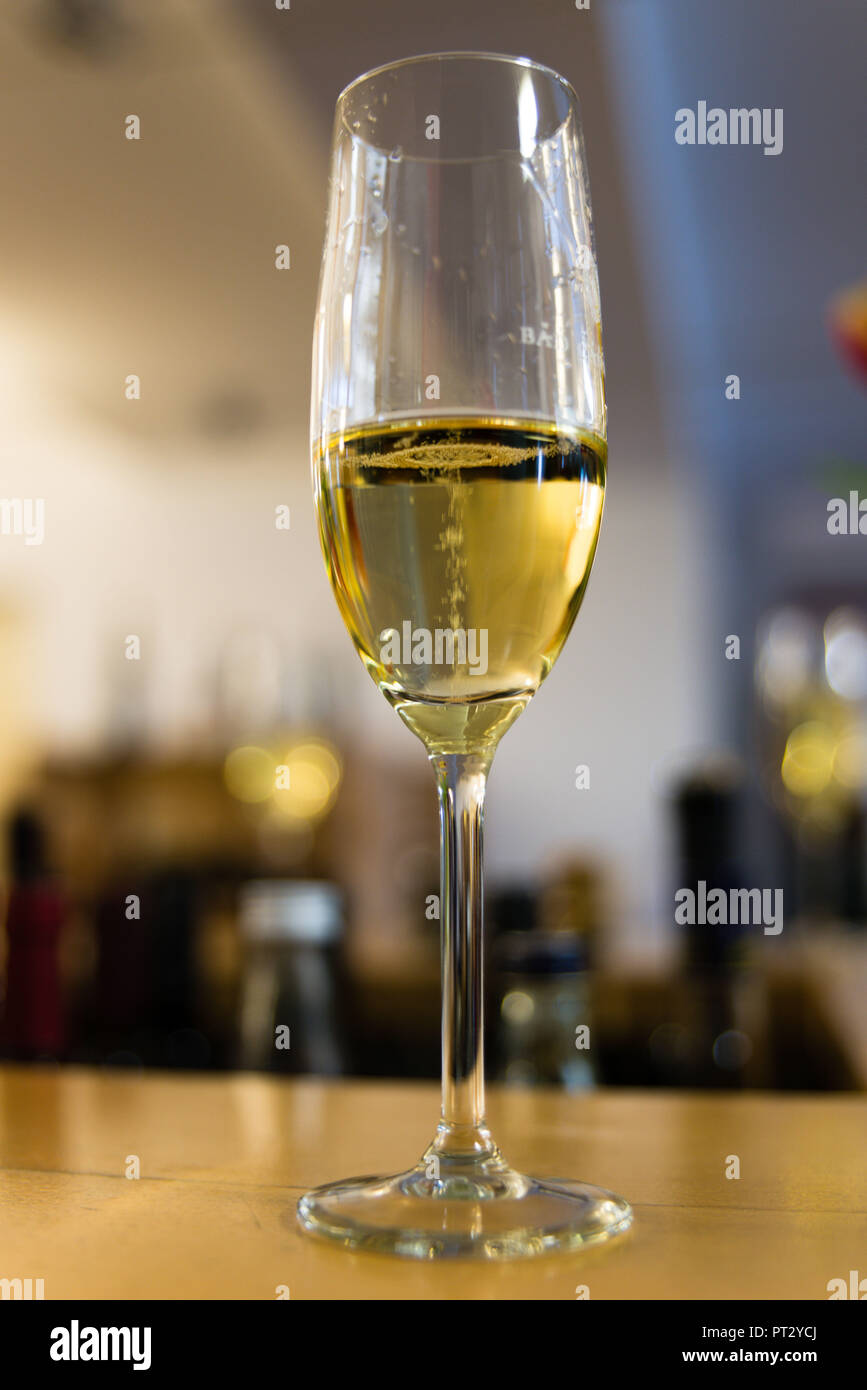 Verre de champagne au bar Banque D'Images