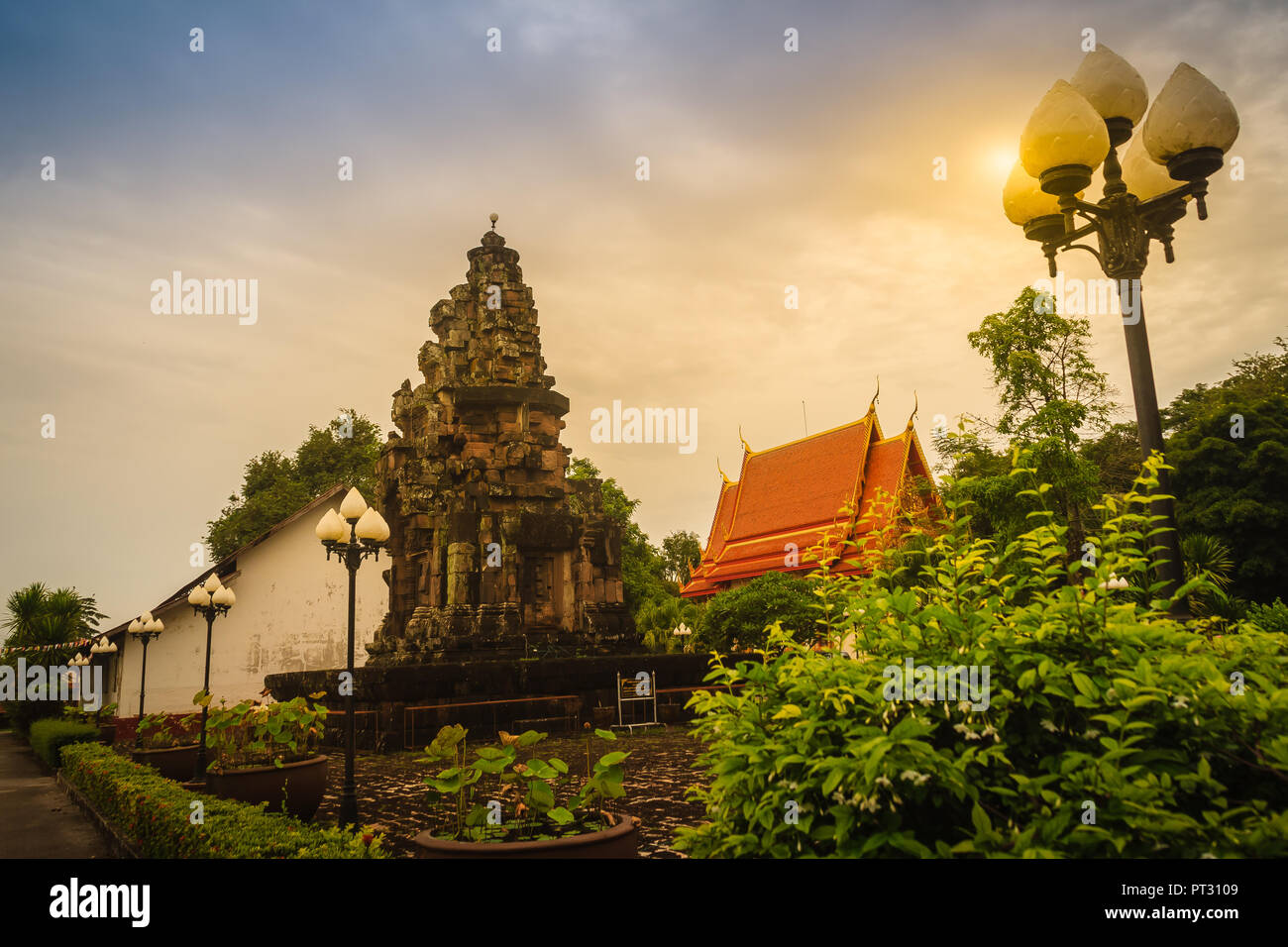 Phra Narai Cheng Weng ou Phra Narai Jengveng, situé à Amphur Muang Province de Chaiyaphum, le stupa est construit à partir de la latérite sur un grès Banque D'Images