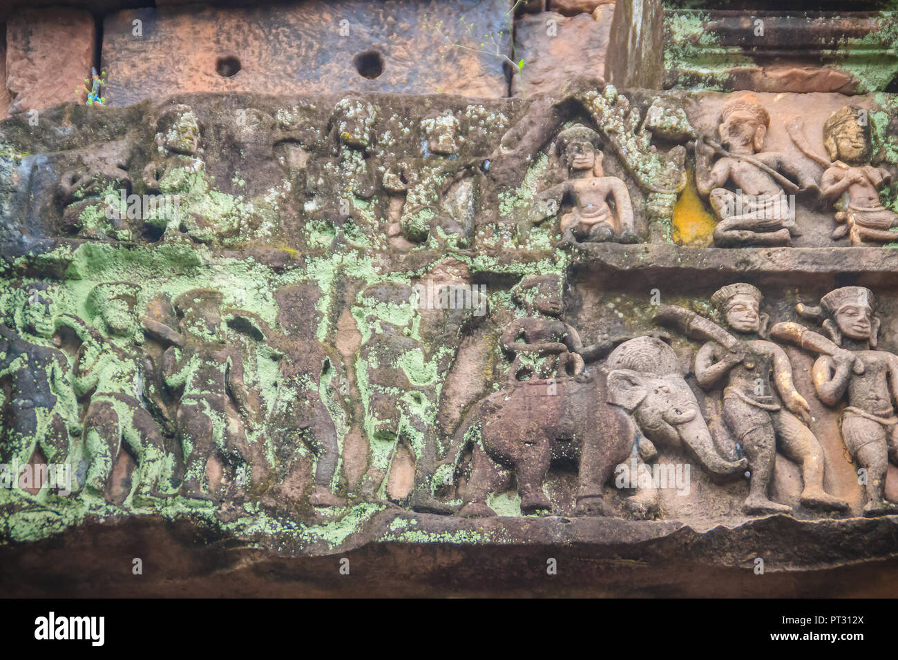 Grès magnifique a voulu sur le linteau de porte et fenêtres du Seigneur Krishna tuant dans Bapuan Lion l'art Khmer à Phra Narai Cheng Weng, Sakon Na Banque D'Images