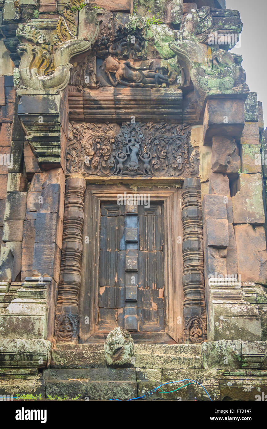 Grès magnifique a voulu sur le linteau de porte et fenêtres du Seigneur Krishna tuant dans Bapuan Lion l'art Khmer à Phra Narai Cheng Weng, Sakon Na Banque D'Images