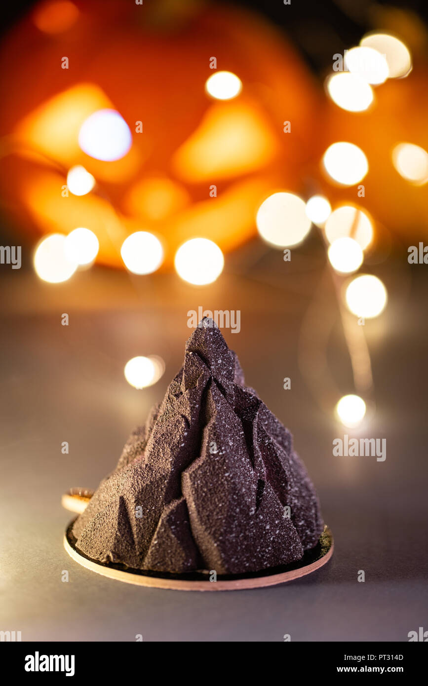 Montagne Noire Gateau Mousse Effrayante De Halloween A La Citrouille Monstre Sur L Arriere Plan Garland Lights Photo Stock Alamy