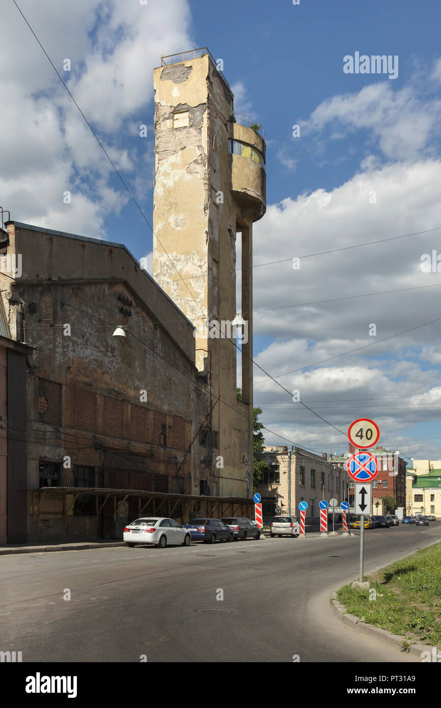 Château d'eau de la 'Krasny Gvozdilshchik' ('Red Carnation") fabrique conçu par l'architecte constructiviste soviétique Yakov Chernikhov (1931) sur l'île Vassilievski à Saint-Pétersbourg, en Russie. Banque D'Images