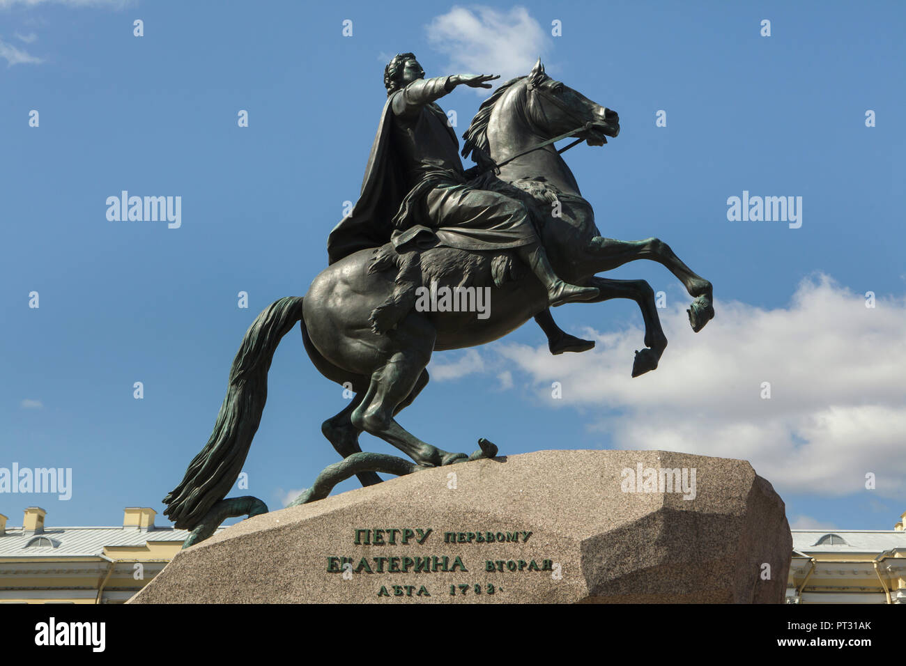 Monument équestre de Pierre le Grand, également connu sous le nom de cavalier de bronze par le sculpteur français Étienne Maurice Falconet (1782) à la place du Sénat à Saint-Pétersbourg, en Russie. Inscription en russe signifie : Peter la première de Catherine la deuxième dans l'année de 1782. Banque D'Images