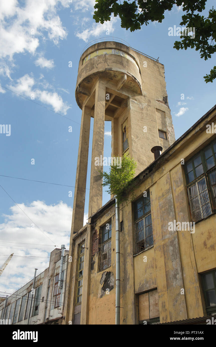 Château d'eau de la 'Krasny Gvozdilshchik' ('Red Carnation") fabrique conçu par l'architecte constructiviste soviétique Yakov Chernikhov (1931) sur l'île Vassilievski à Saint-Pétersbourg, en Russie. Banque D'Images