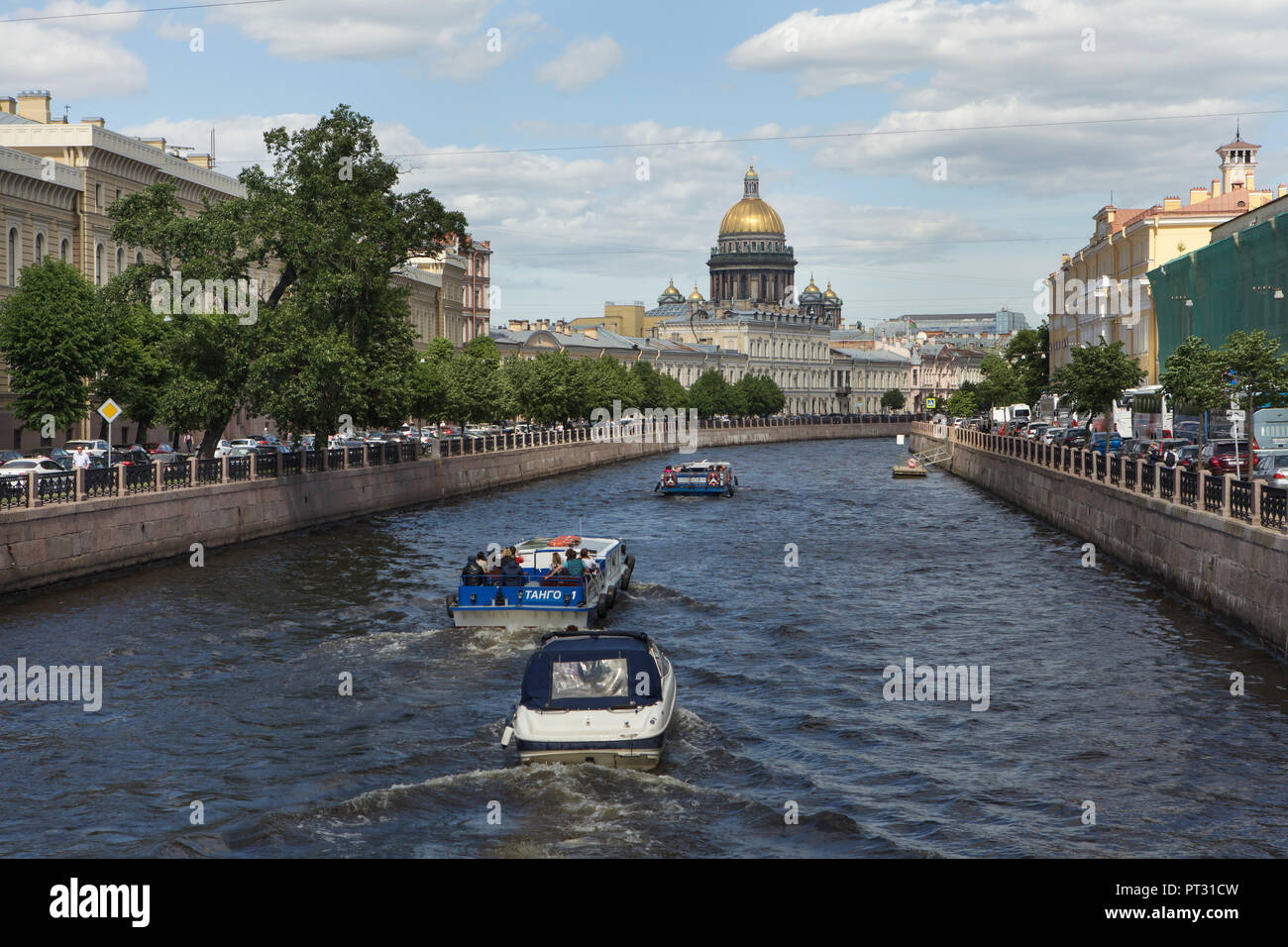 La rivière moïka et la Cathédrale Saint Isaac conçu par l'architecte français Auguste de Montferrand illustrée de l'Potseluyev Bridge à Saint-Pétersbourg, en Russie. Banque D'Images