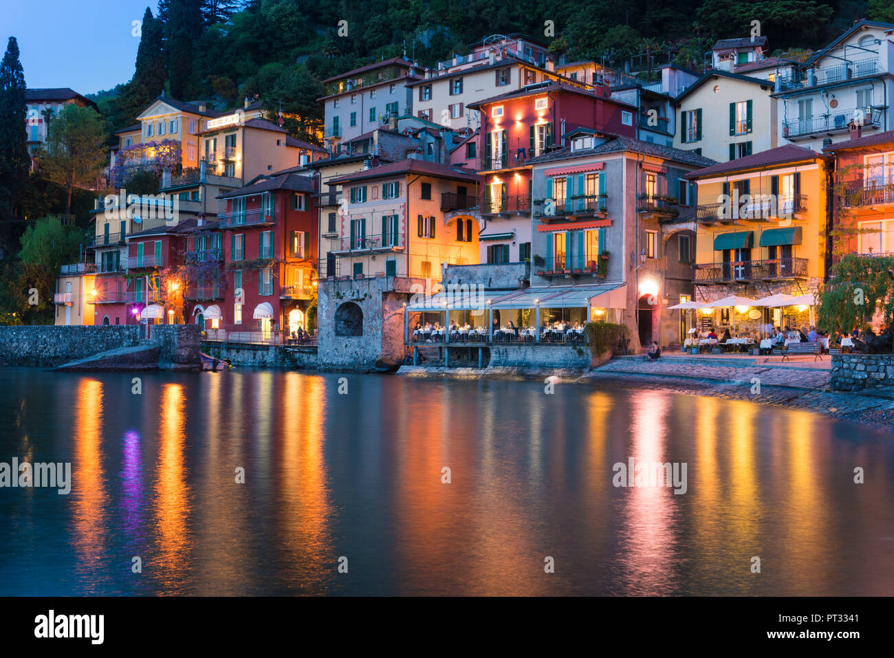 Varenna, Lecco, Lombardie, Italie province Vue du village au crépuscule de Varenna Banque D'Images