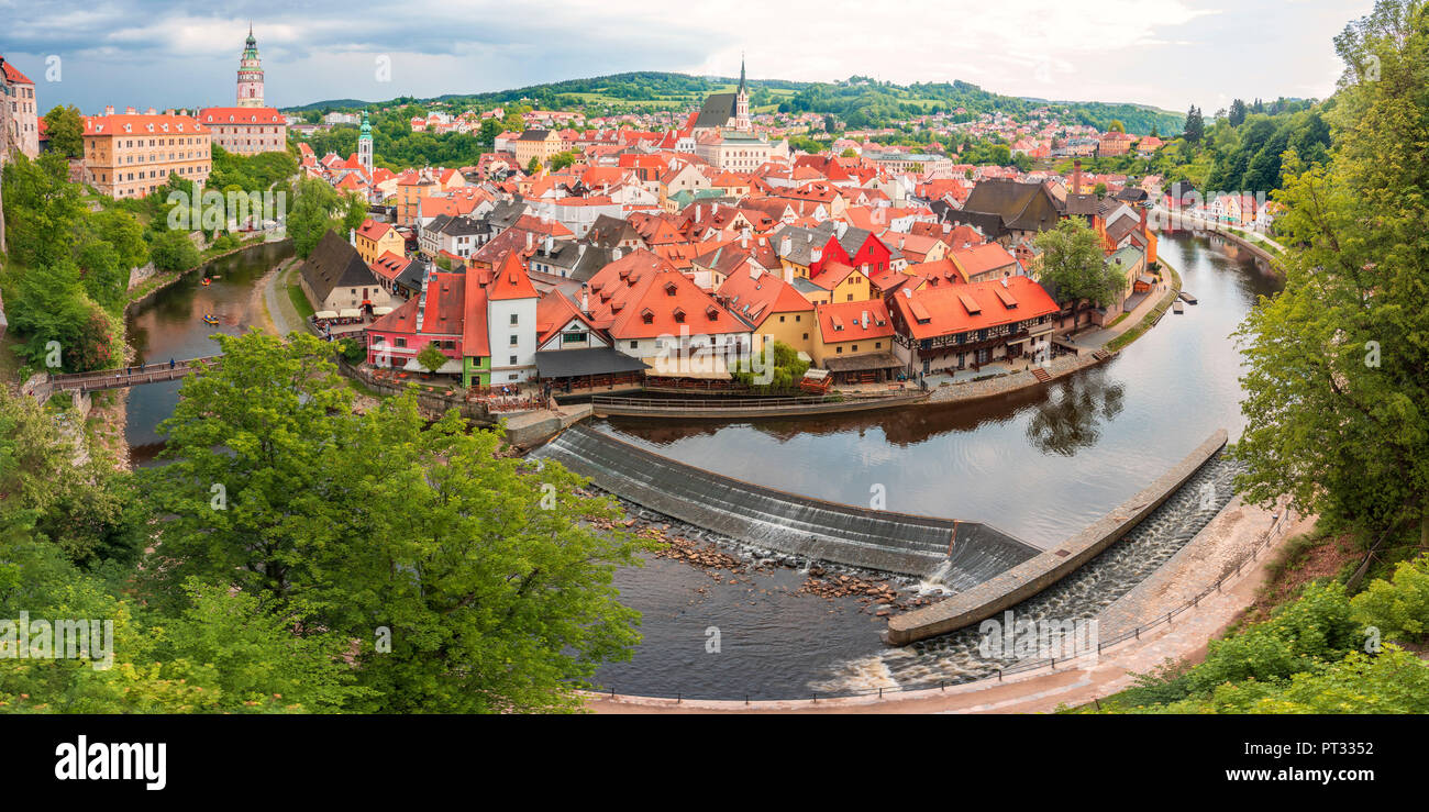 Vue panoramique de Cesky Krumlov, traversée par la Vltava, au sud de la Bohême, République Tchèque, Europe Banque D'Images