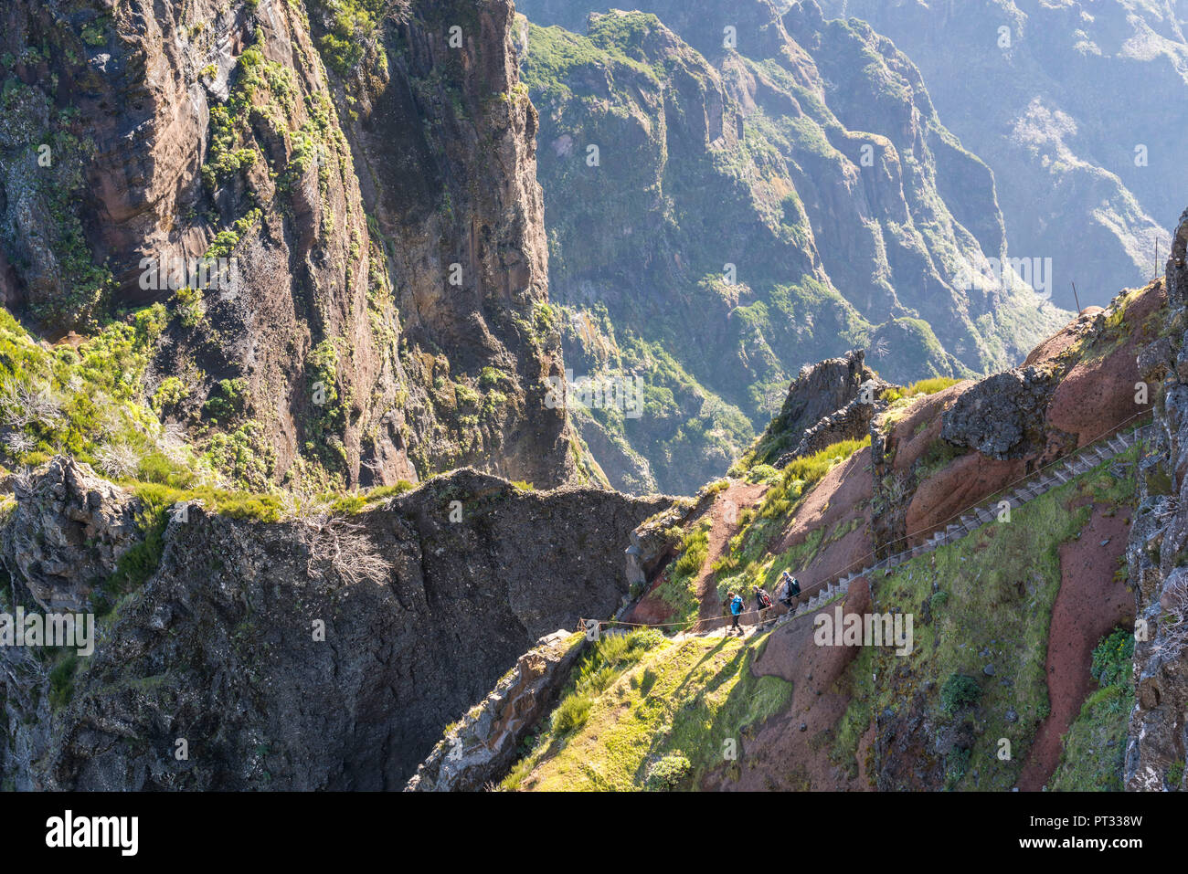 Trois personnes descenging les étapes sur le sentier du Pico Ruivo à Pico do Areeiro, Funchal, Madeira, Portugal, région Banque D'Images