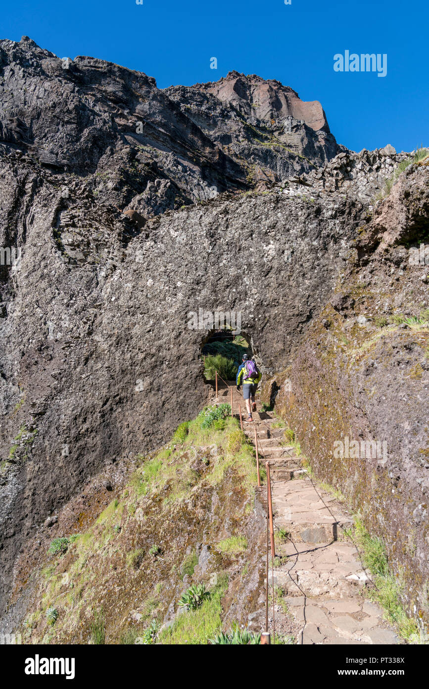 L'homme de monter les marches sur le sentier à partir de Pico Ruivo à Pico do Areeiro, Funchal, Madeira, Portugal, région Banque D'Images