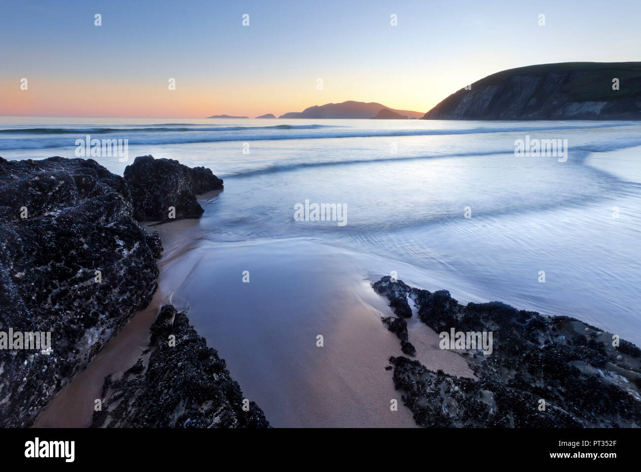 Les couleurs du crépuscule sur Coumeenoole beach au crépuscule à la recherche vers les îles Blasket, qui sont la plus occidentale de l'Europe, à proximité de Dingle, péninsule de Dingle, dans l'ouest de l'Irlande, Banque D'Images