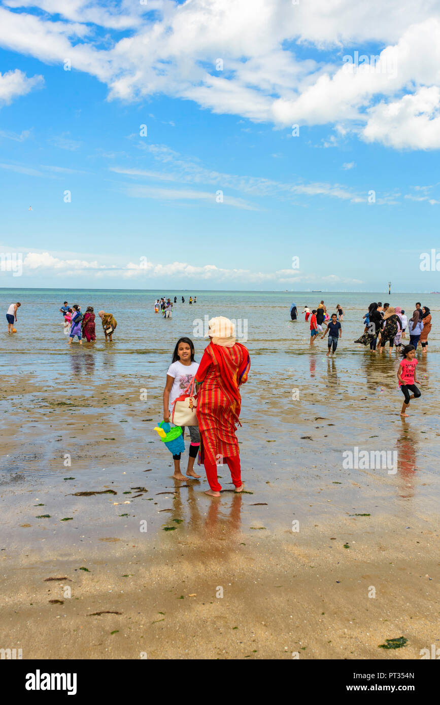 Les familles musulmanes profitant d'une journée sur la plage de Margate, Kent, England, UK Banque D'Images