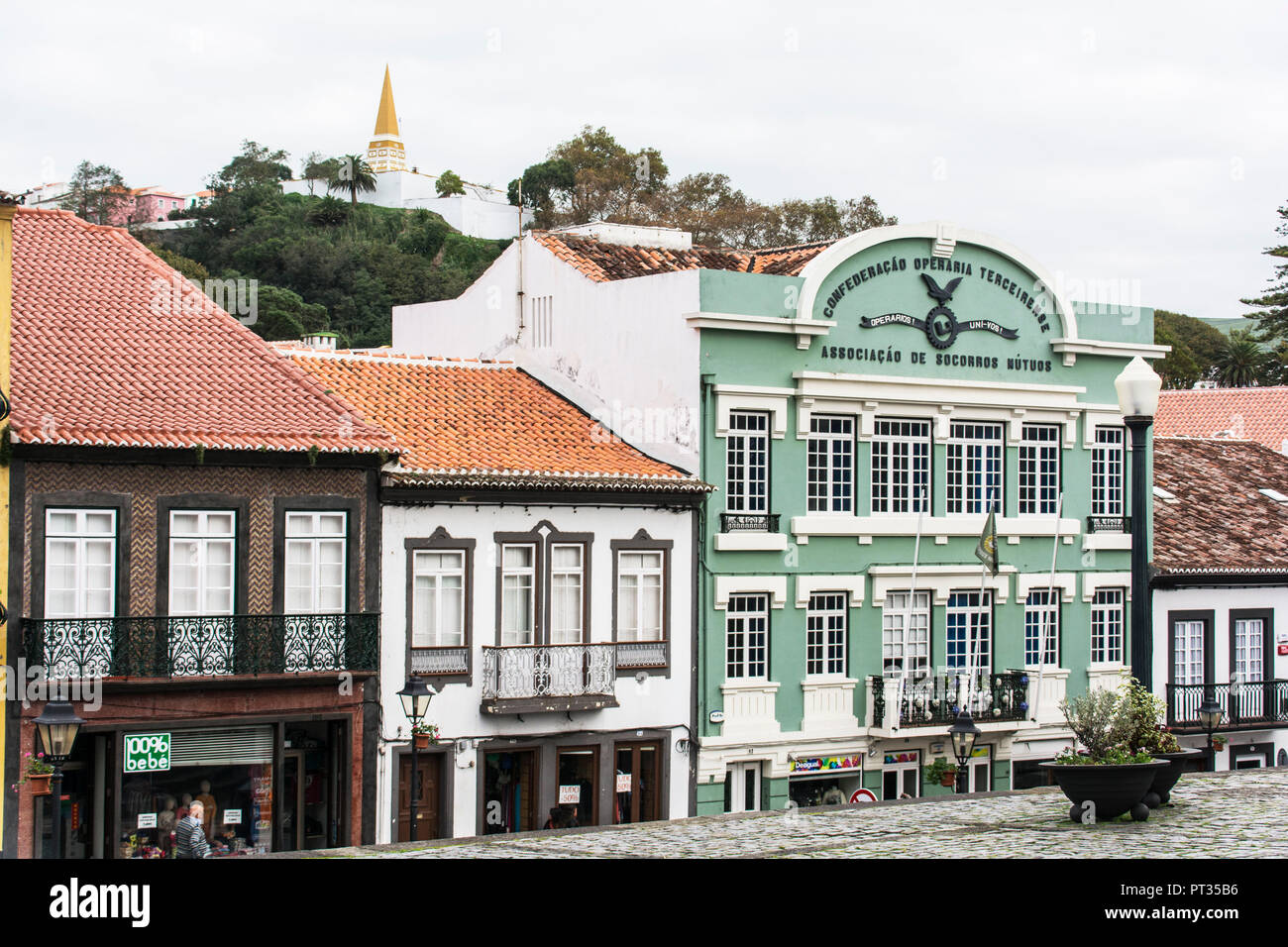 Les maisons de ville d'Angra do Heroísmo sur l'île de Terceira aux Açores Banque D'Images