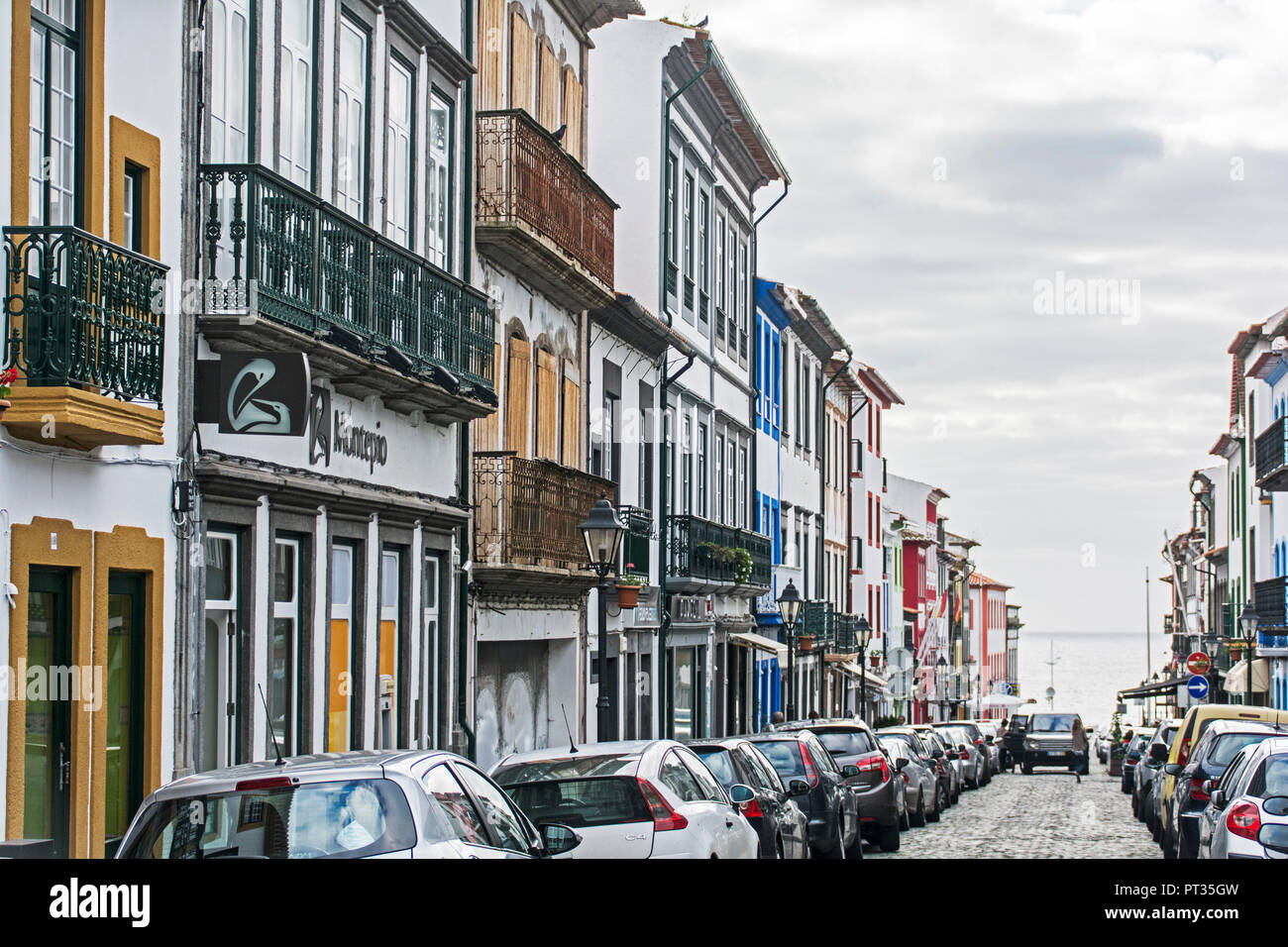 La rue principale d'Angra do Heroísmo sur l'île de Terceira aux Açores Banque D'Images