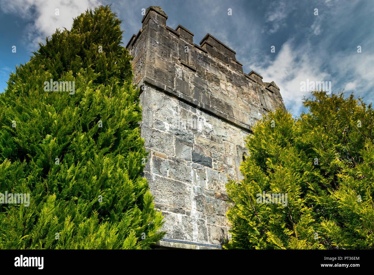 Un château fort (du latin castellum :) est un type d'ouvrage fortifié construit au Moyen Âge par la noblesse surtout ou image. Banque D'Images