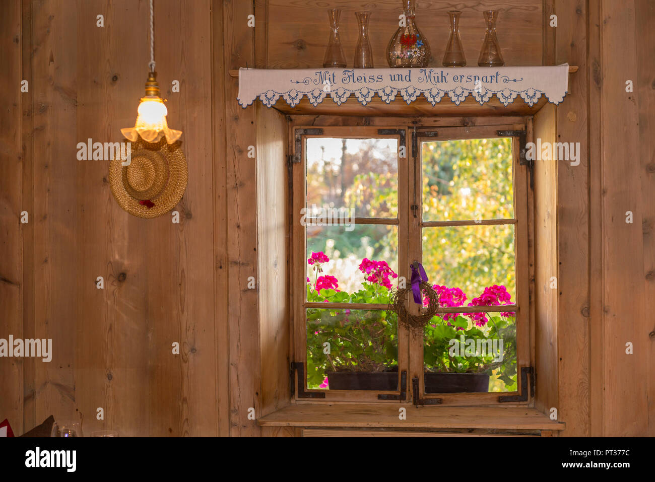 Fenêtre en bois dans le petit salon dans le restaurant à la carte, Hôtel Heubad, Fiè allo Sciliar, Tyrol du Sud, Italie Banque D'Images