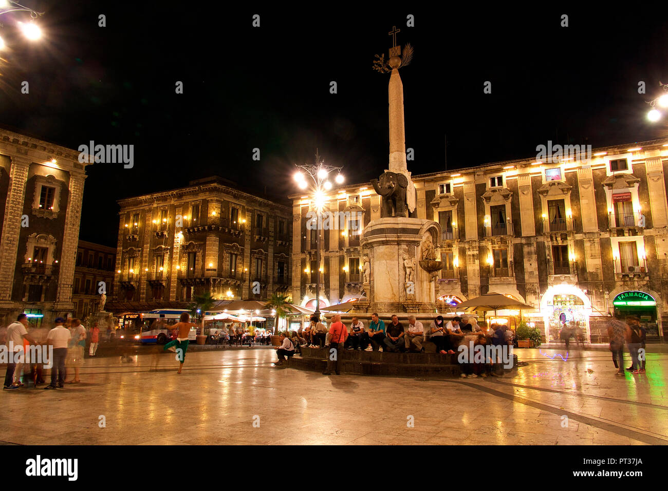 La Sicile, Catane, vieille ville, Piazza del Duomo, fontaine des éléphants, la nuit Banque D'Images