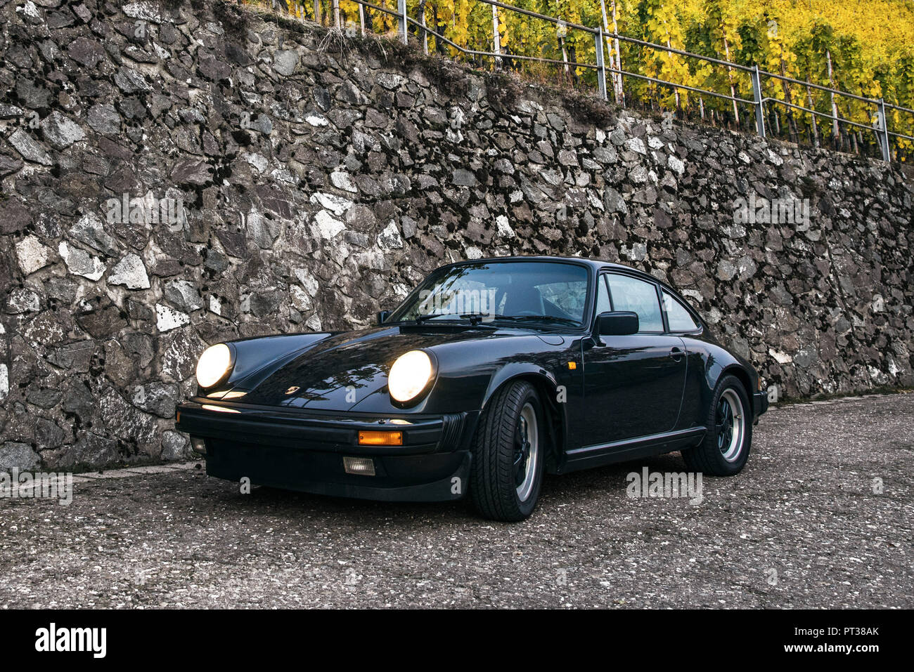 Une Porsche 911 classique en face d'un mur de vigne. Banque D'Images