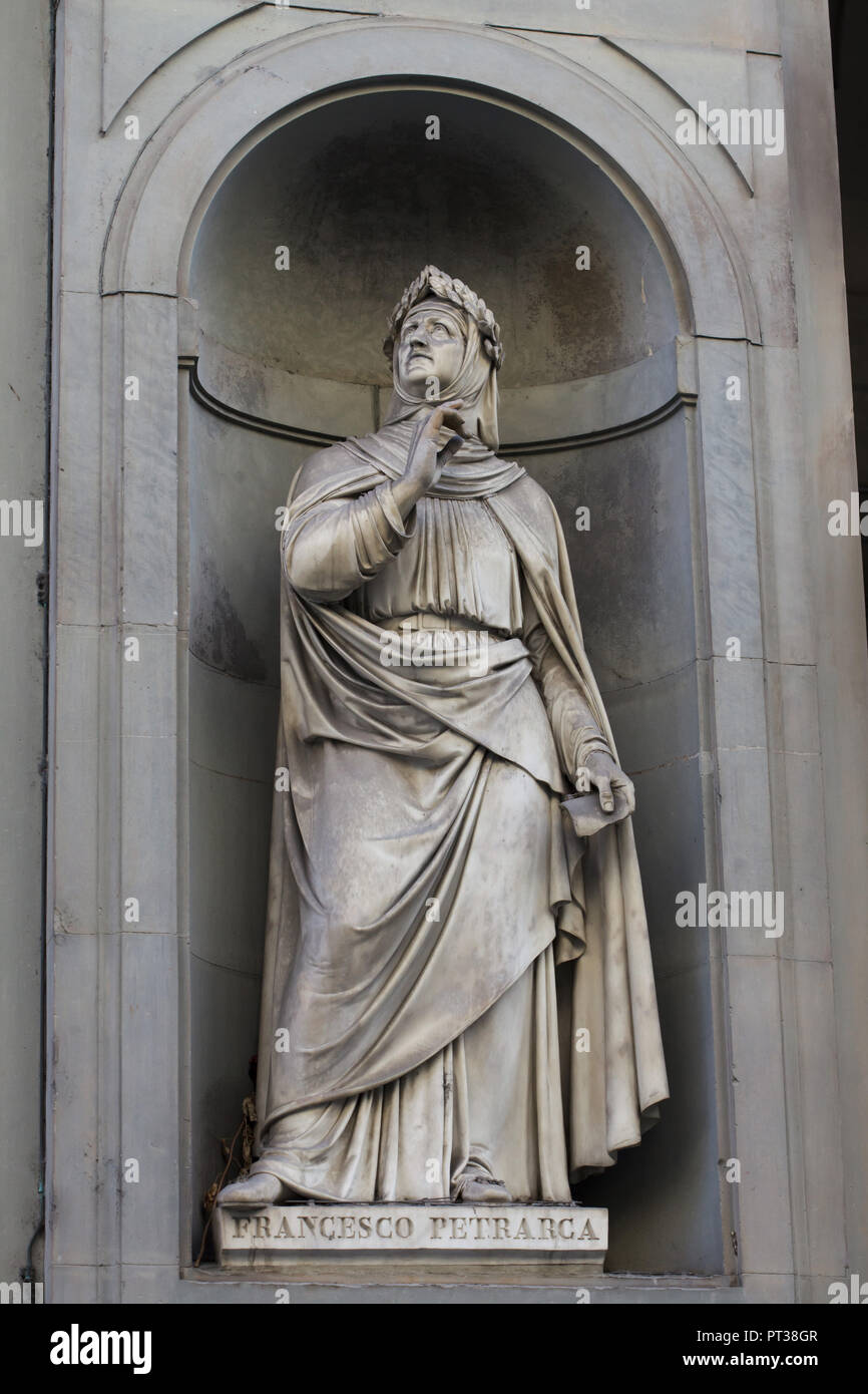 Poète et érudit de la Renaissance italienne Francesco Petrarca. Statue en  marbre par le sculpteur Andrea Leoni sur la façade de la Galerie des  Offices (Galleria degli Uffizi), à Florence, Toscane, Italie
