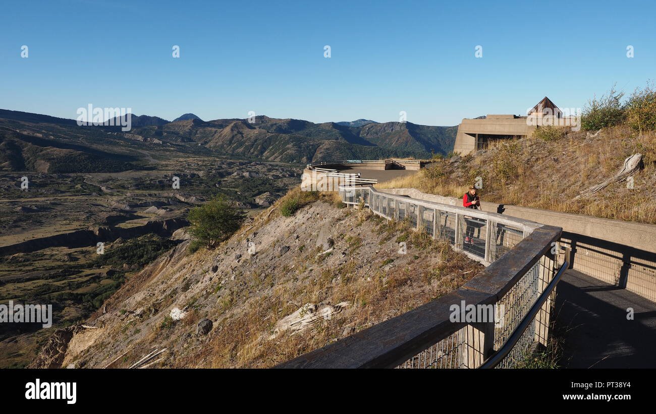 Femme en molleton rouge, marche le Boundary Trail au Johnston Ridge Observatory sur le Mont Saint Helens, claire sur une journée sans nuages. Banque D'Images