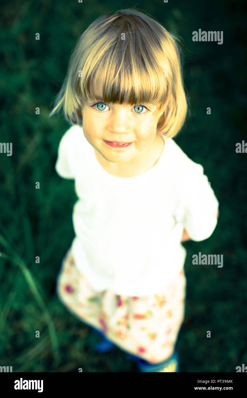 Girl, portrait, mains croisées derrière retour Banque D'Images