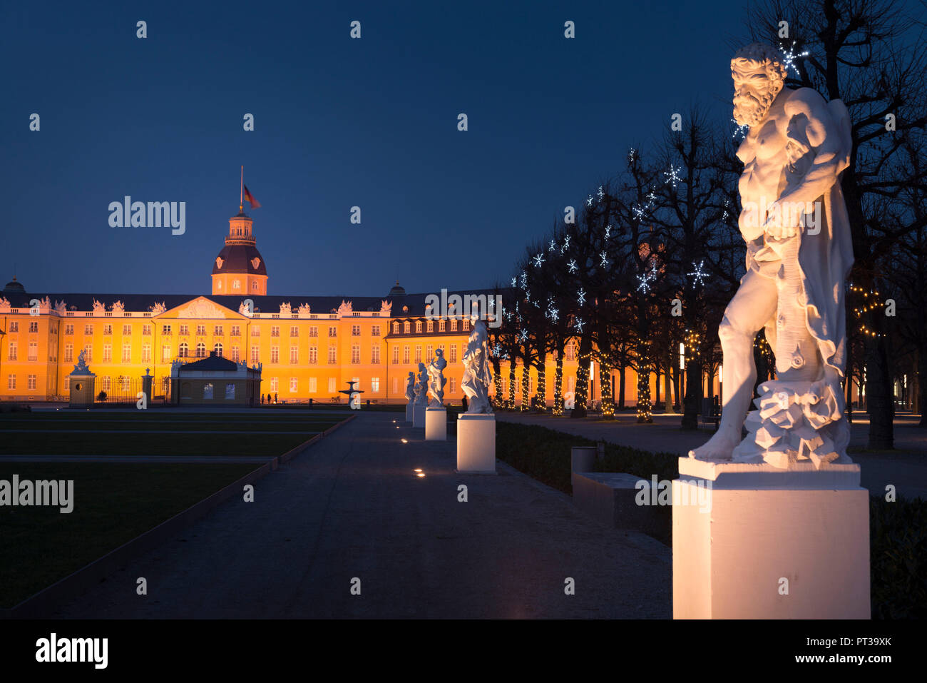 Allemagne, Baden-Württemberg, Karlsruhe, Schlossplatz (Place du Palais) avec Palace, la sculpture par Ignaz Lengelacher Banque D'Images