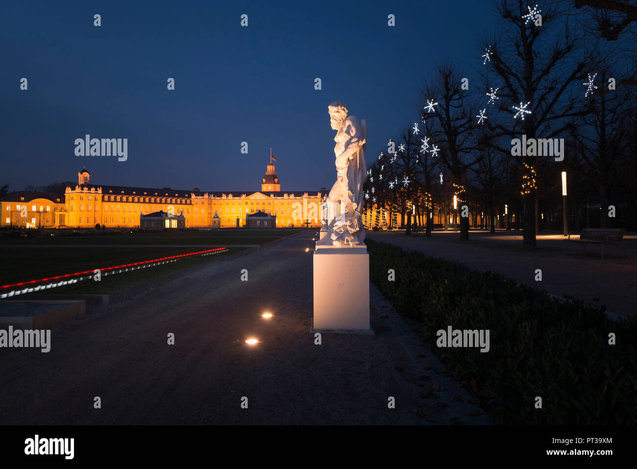 Allemagne, Baden-Württemberg, Karlsruhe, Schlossplatz (Place du Palais) avec Palace, la sculpture par Ignaz Lengelacher Banque D'Images