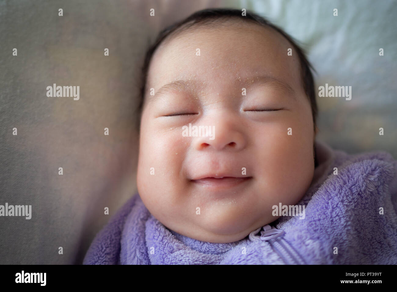 Bébé nouveau-né jusqu'à 4 semaines en violet Banque D'Images