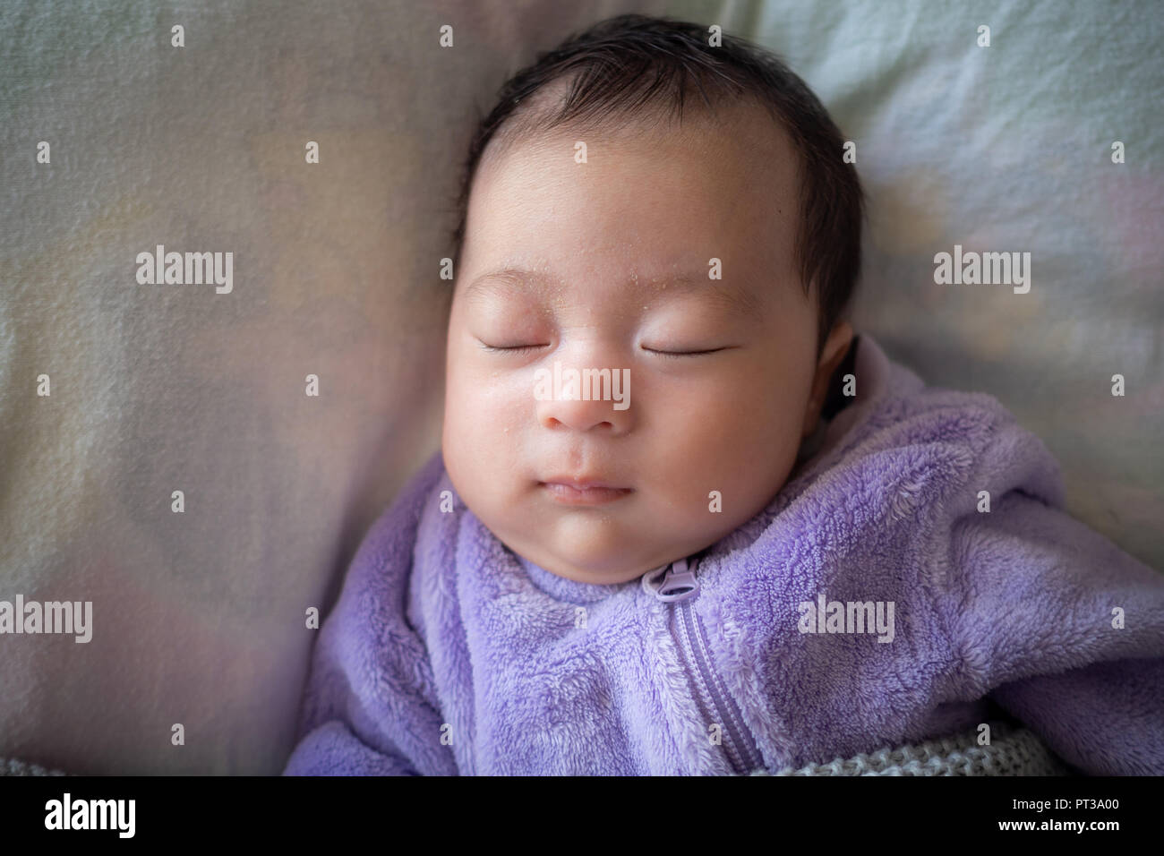 Bébé nouveau-né jusqu'à 4 semaines en violet Banque D'Images
