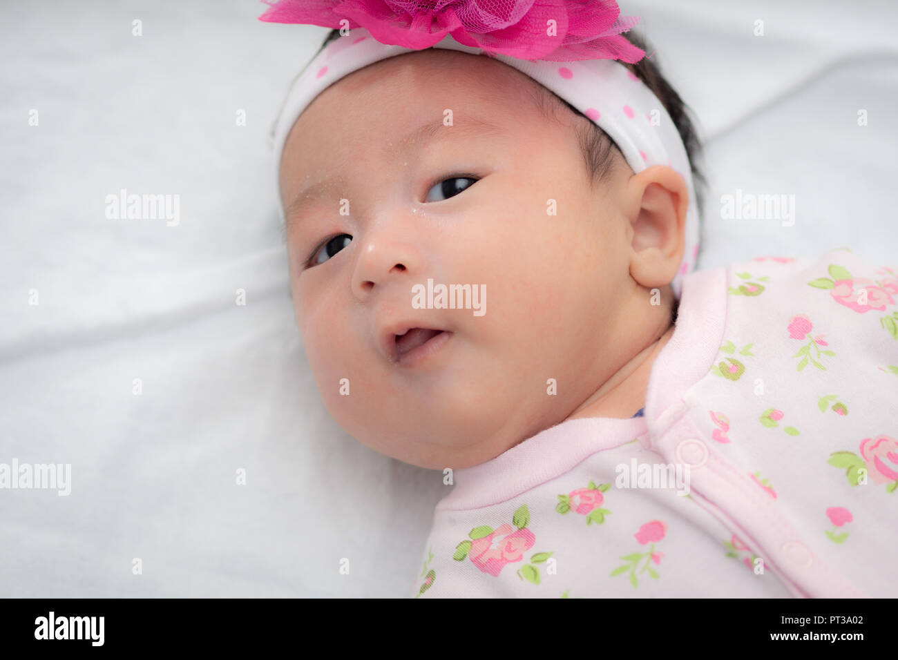 Bébé nouveau-né jusqu'à 4 semaines en rose Banque D'Images