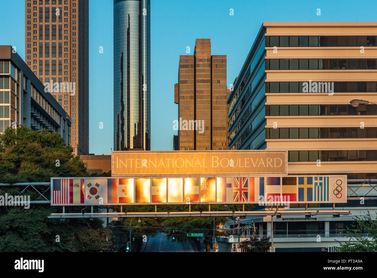 Le soleil levant éclaire le centre-ville d'Atlanta, la Géorgie comme tôt le matin, les navetteurs entrent dans la ville sur Andrew Young International Boulevard. (USA) Banque D'Images