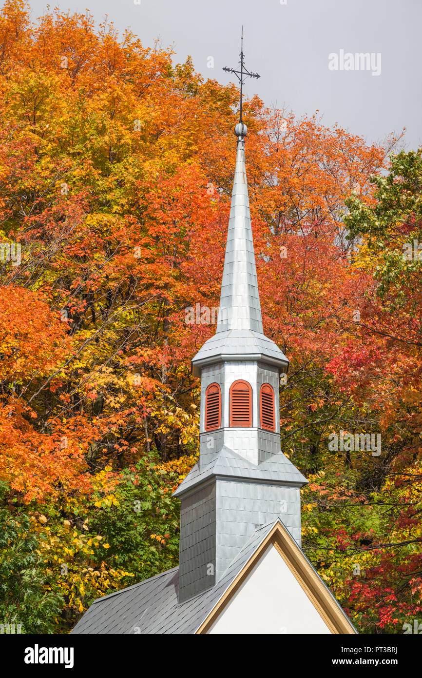 Canada, Québec, Région de la Capitale-Nationale, Neuville, Rue Des Erables, l'église du village, l'automne Banque D'Images