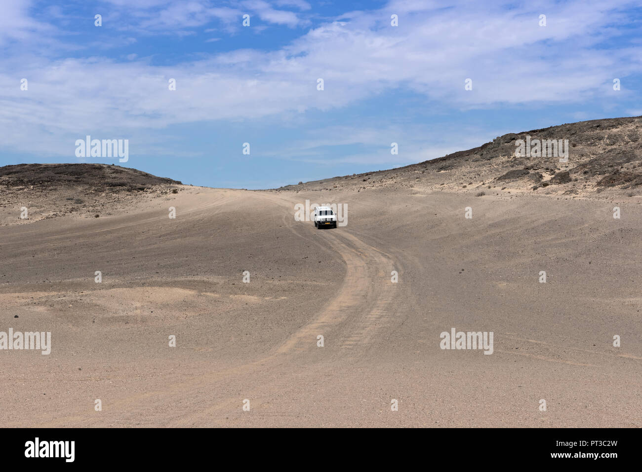 Voiture sur un chemin de sable dans l'mondlandschaft à l'est de Swakopmund, Namibie. Banque D'Images