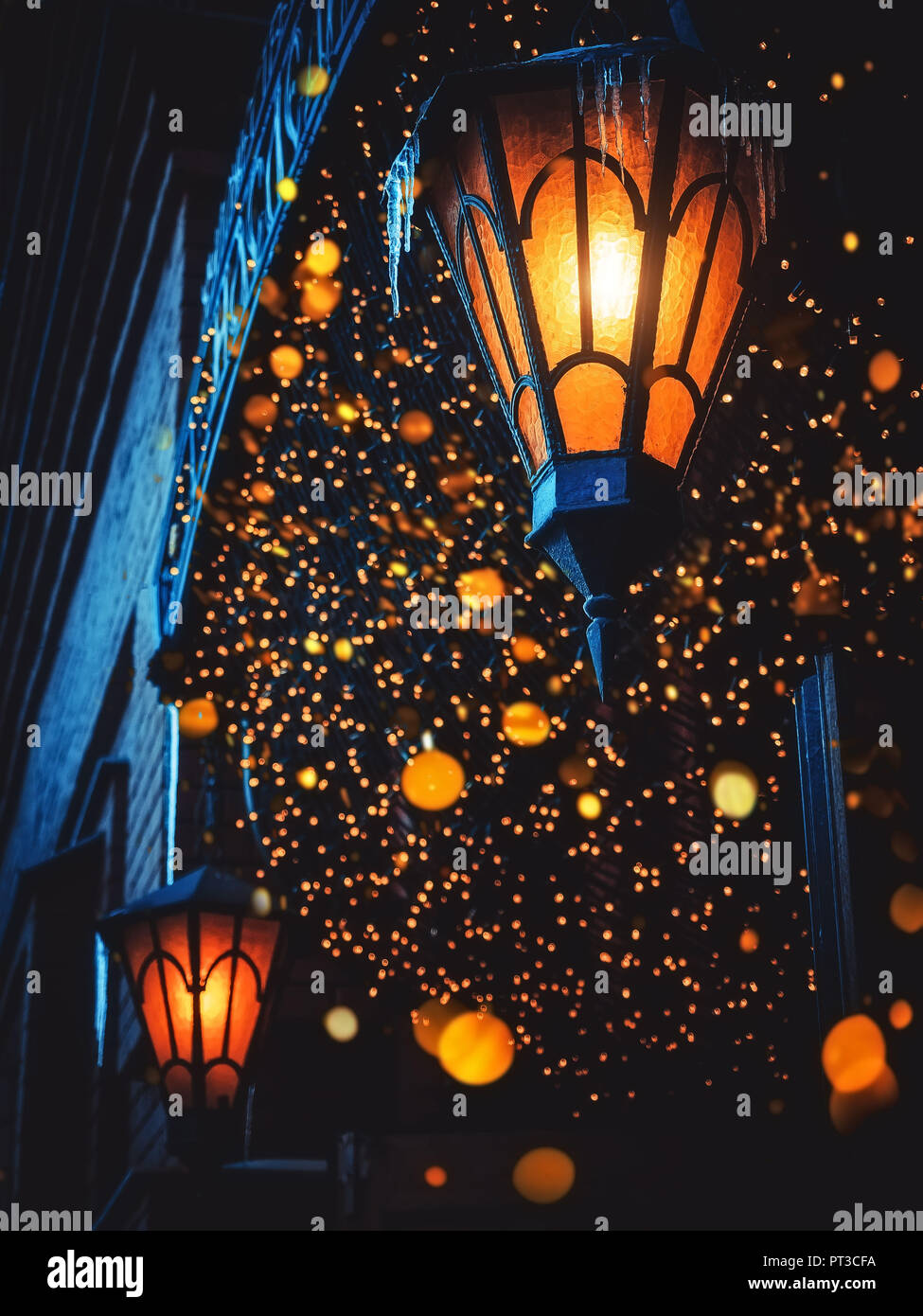 Une vieille rue magique brille lanternes dans la rue la nuit. De nombreuses lumières lumineuses autour. Vintage Old Street Classic lanternes en fer sur le mur de la maison. Ch Banque D'Images