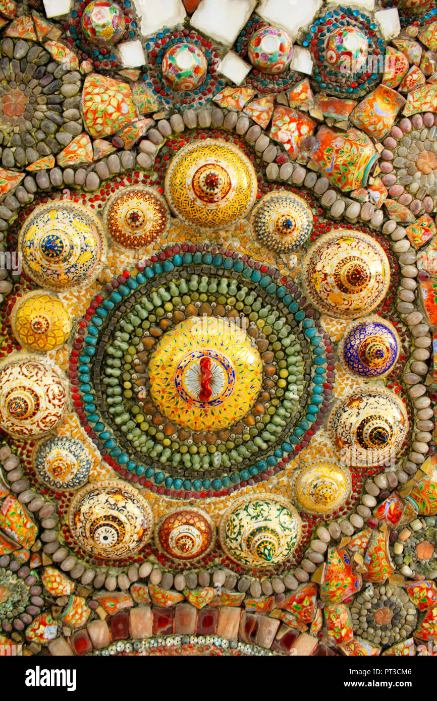 Mosaïque circulaire colorés avec des dessins de tessons de poterie, à Sorn Pha Kaew, à Khao Kor, Phetchabun, Thaïlande. Banque D'Images