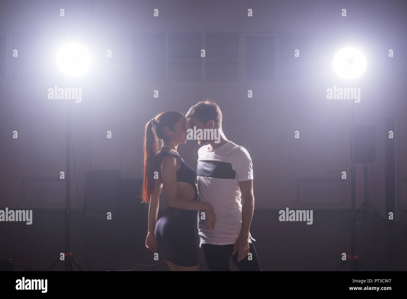 Adultes heureux actif dancing bachata ensemble en classe de danse Banque D'Images