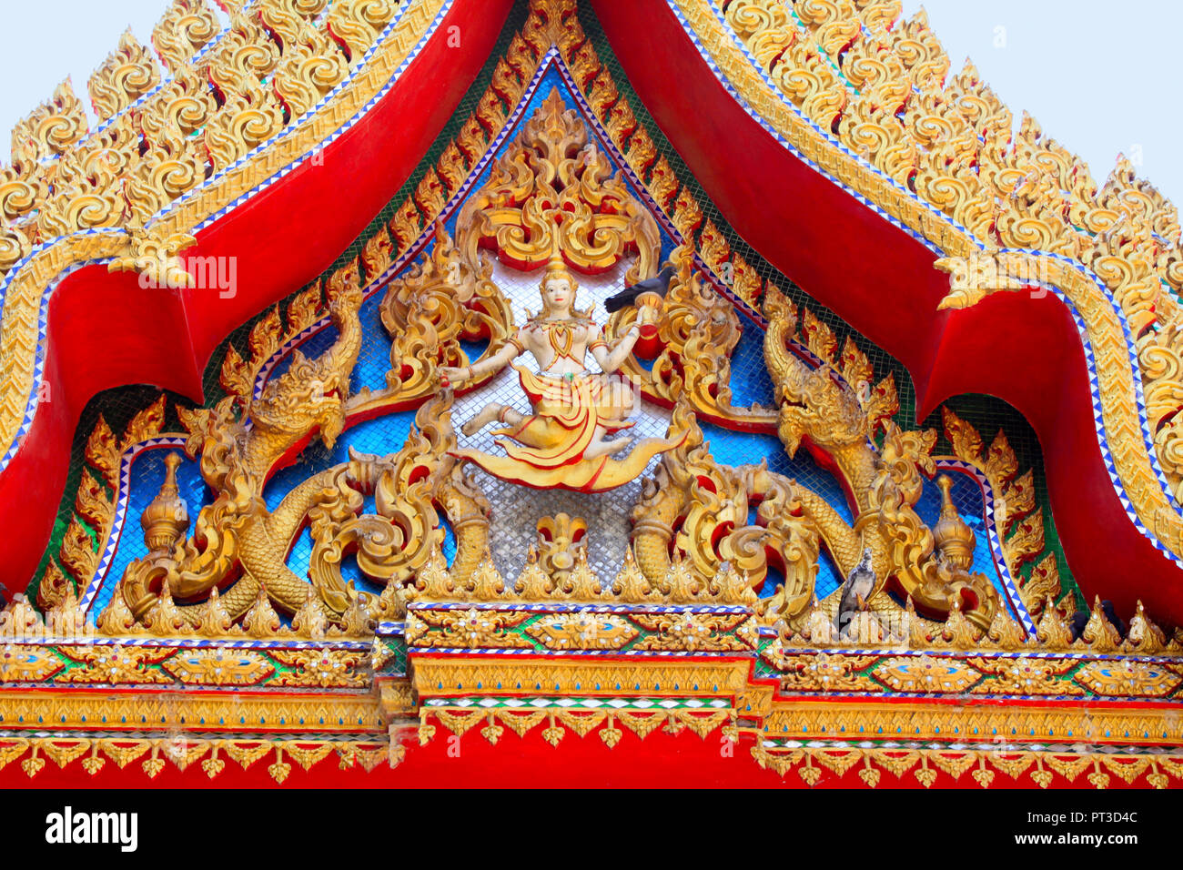 Close up of sculpture rouge doré. Le temple orne joliment les sculptures en bois représentant la vie du Bouddha par Jataka Tales, familiarisés à Ban Bung Sam Ph Banque D'Images