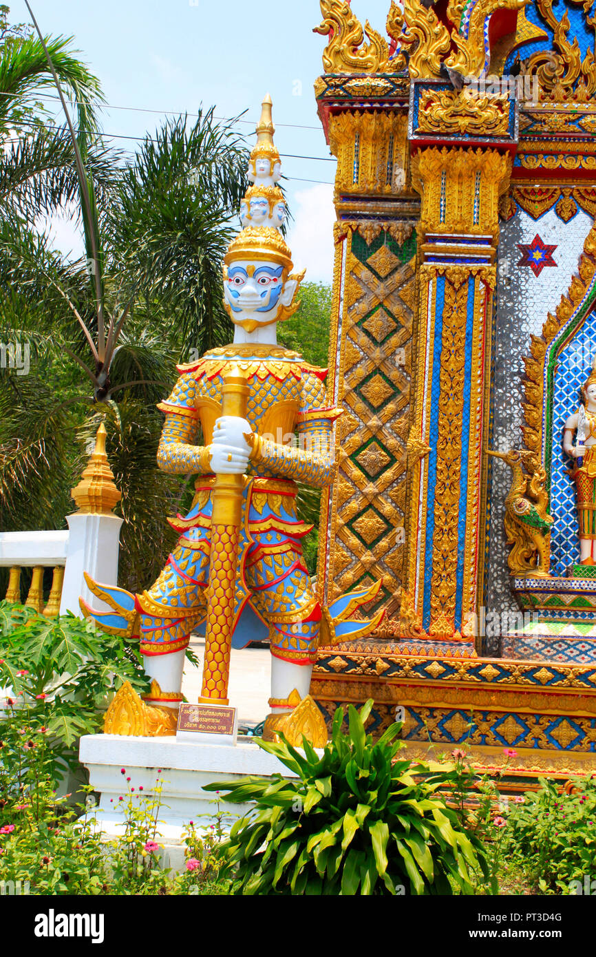 Sculpture de garde porte connu comme Vesavanna, le gardien de l'gardant l'entrée du temple à Ban Bung Sam Phan, Nok, Thaïlande Phetchabun. Banque D'Images