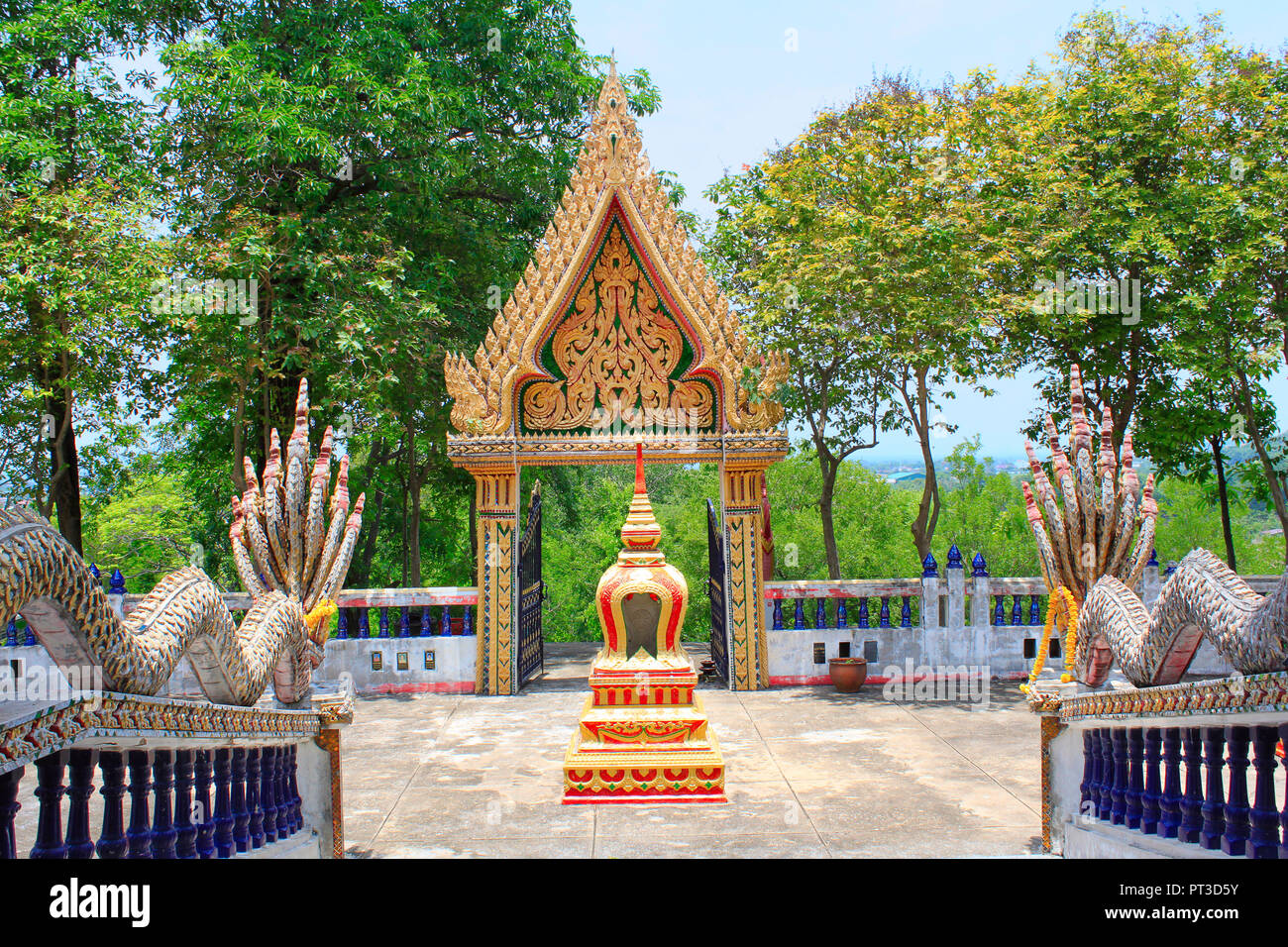 Avis de dragon balustrade et le toit d'un temple bouddhiste à Ban Bung Sam Phan, Nok, Thaïlande Phetchabun. Banque D'Images