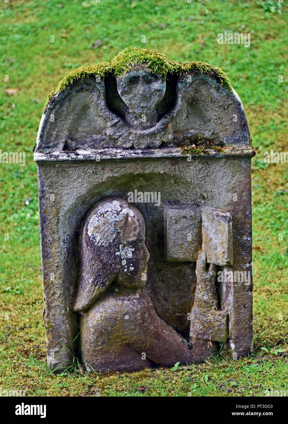 Pierre tombale avec image de personne qui lit un livre. Abbaye de Dryburgh. Dryburgh, St Boswells, Roxburghshire, Scottish Borders, Scotland, Royaume-Uni. Banque D'Images