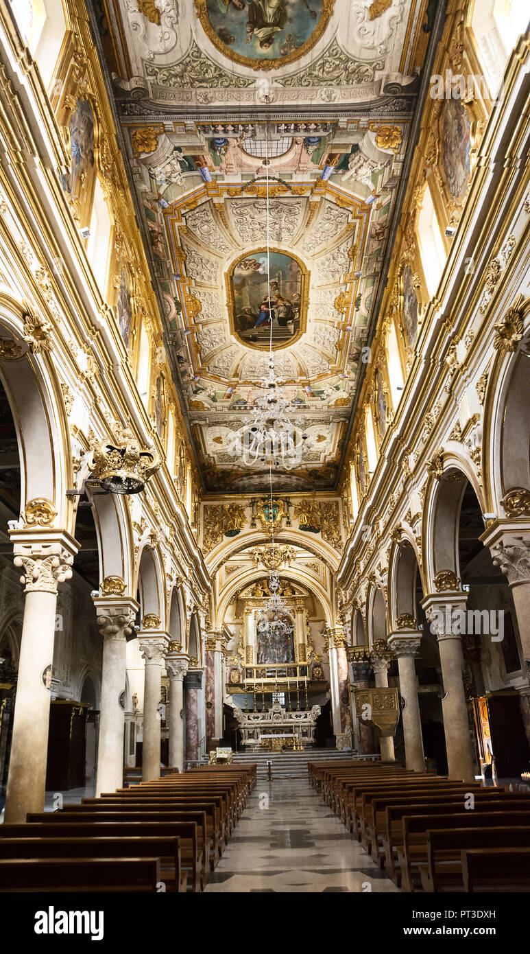 Matera, Italie - 18 août 2018 : de l'intérieur de la cathédrale de Matera avec fidèle Banque D'Images