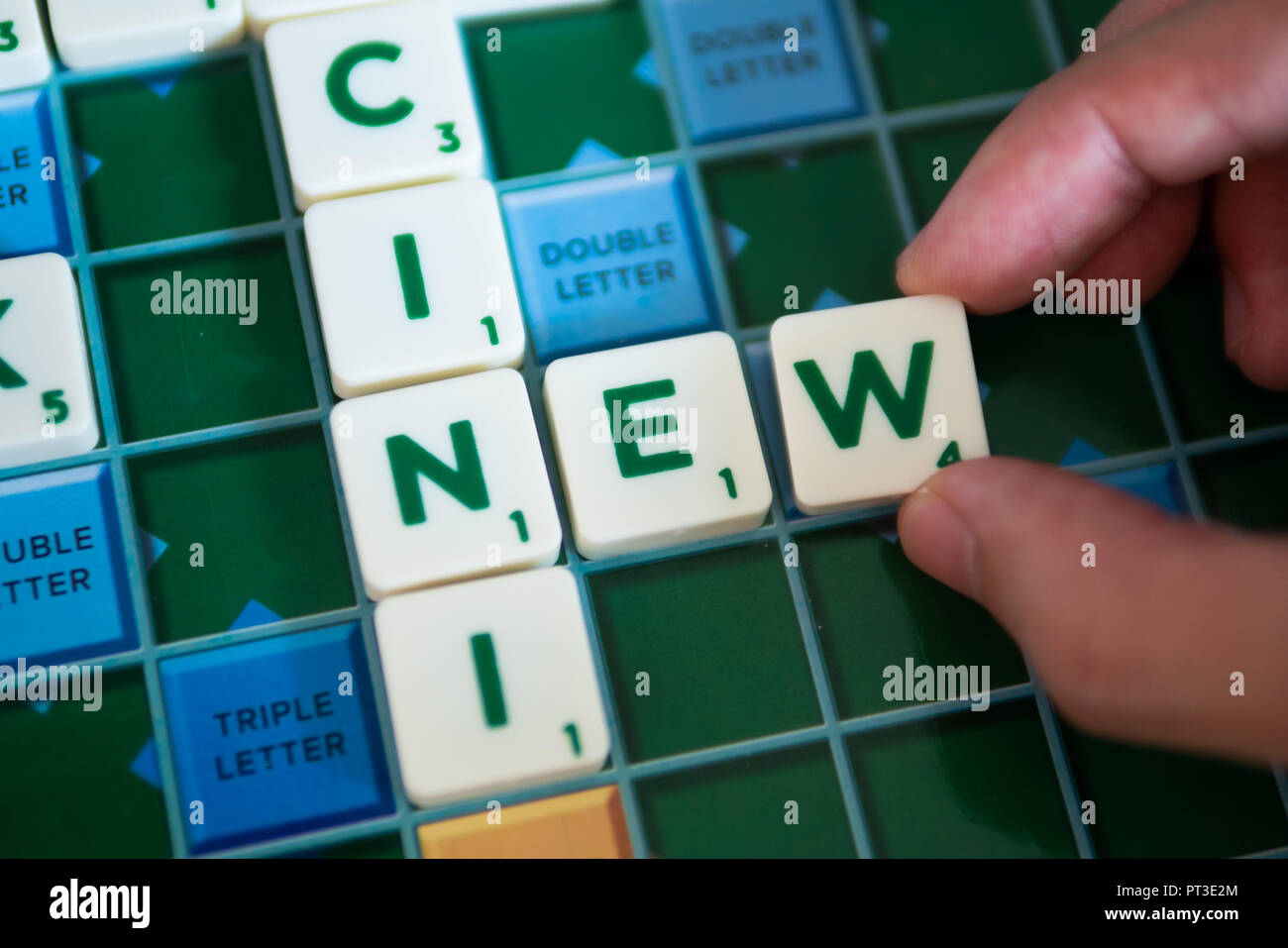 Bangkok, Thaïlande - 25 septembre 2018 : Les gens jouant au Scrabble jeu en ajouter de nouveaux mots à la commission. Banque D'Images