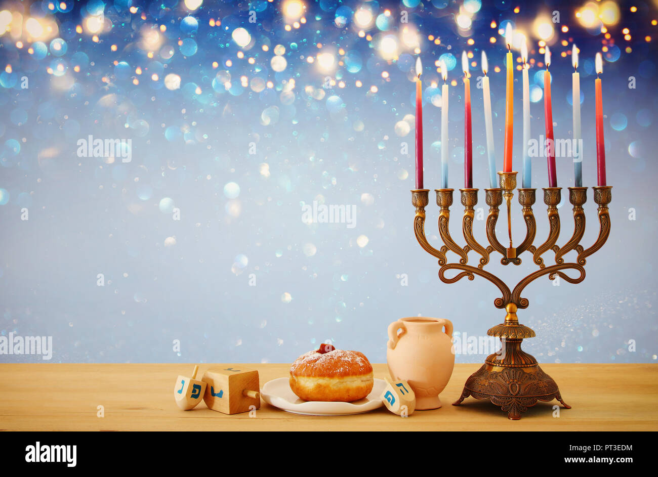 Image de la fête juive de Hanukkah menorah avec arrière-plan (candélabre) et des bougies traditionnelles sur fond brillant glitter Banque D'Images