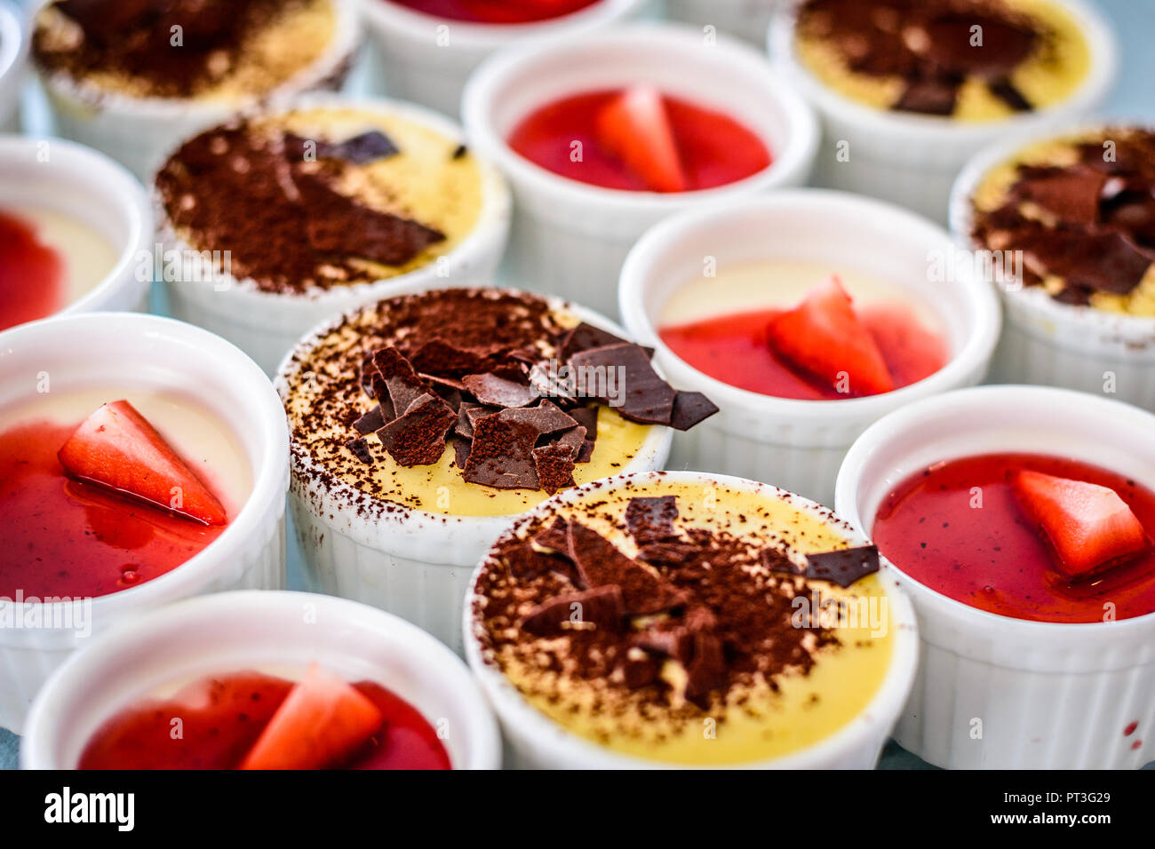 Choix de desserts gâteaux poudings tartes feuilletés crème brûlée Banque D'Images