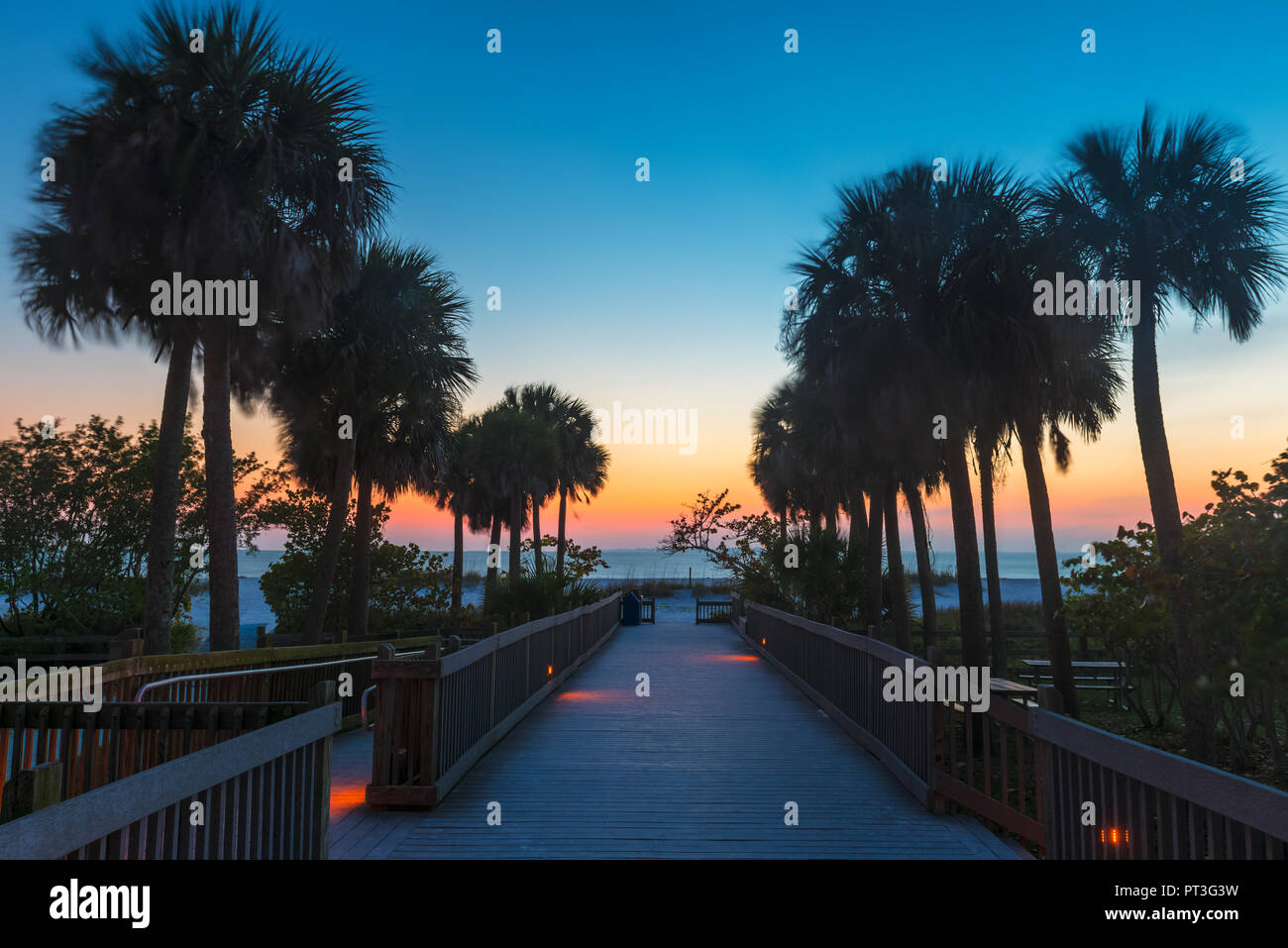 Promenade en bois au coucher du soleil à Fort Myers Beach Floride USA Banque D'Images