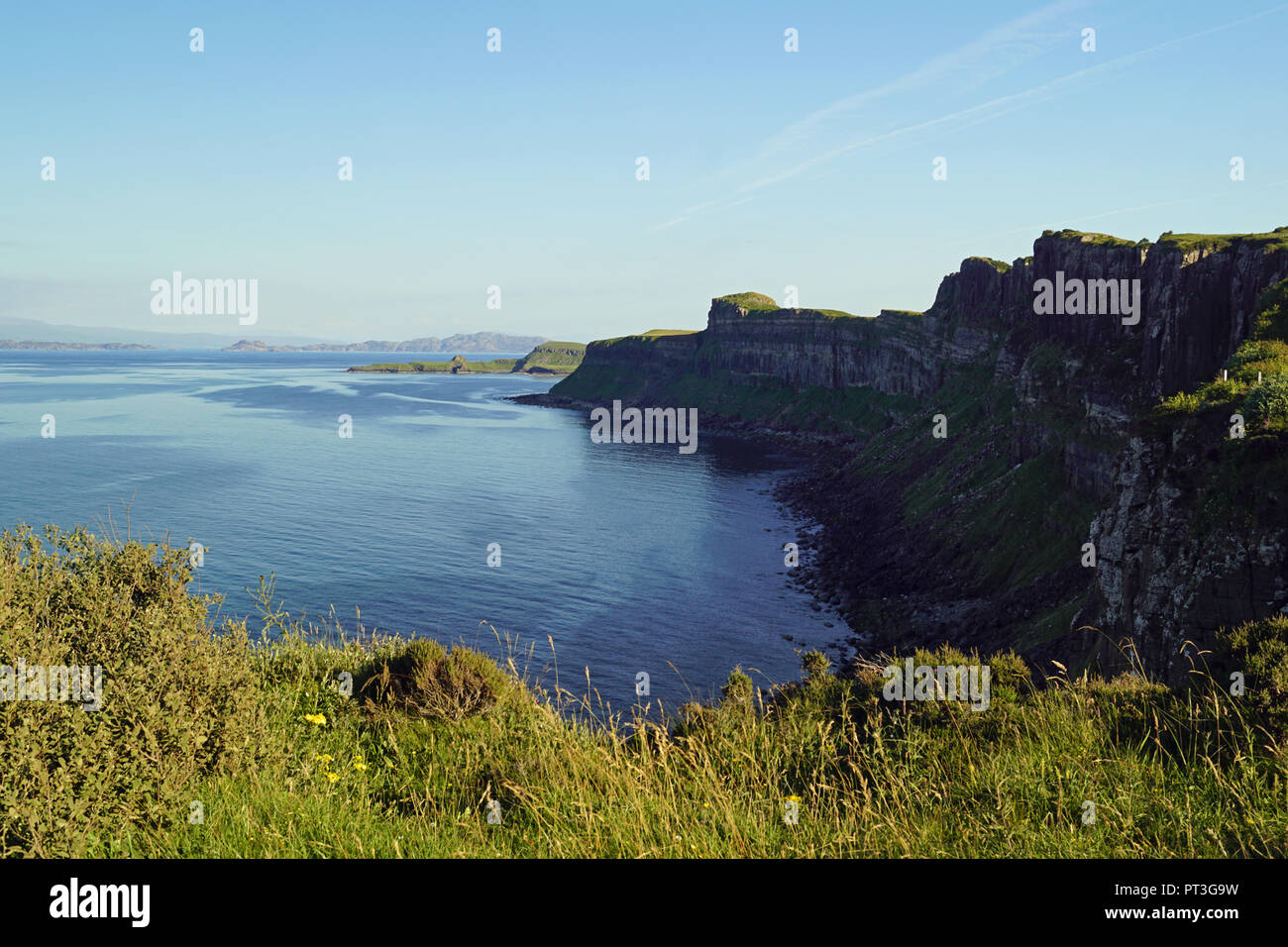 L'Ecosse est pleine de beaux paysages où que vous regardez. La beauté de la nature est difficile à mettre en mots.Creag un Fheilidh (kilt rock) est un beauti Banque D'Images