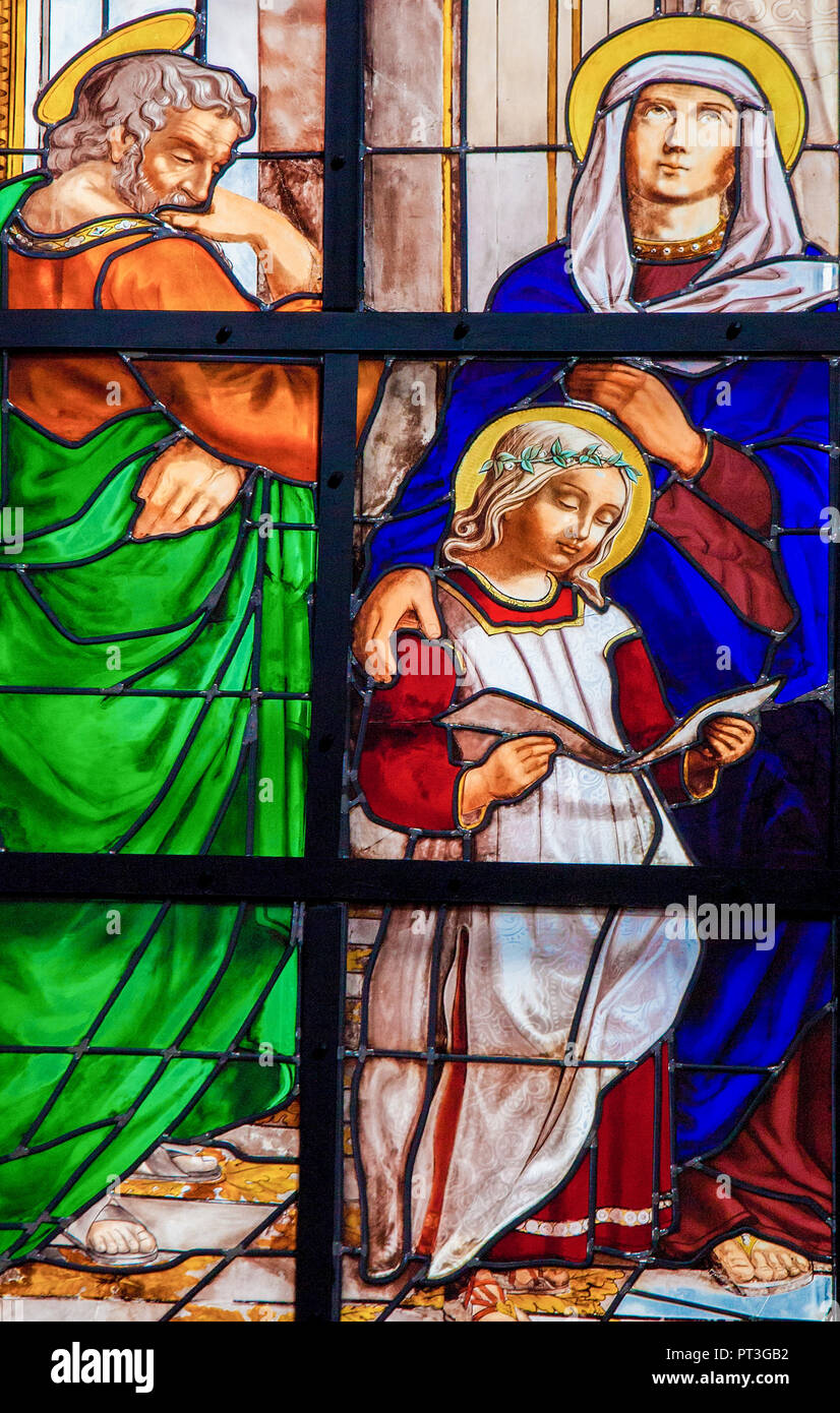 Vitrail représentant la Sainte Famille, Jésus comme un enfant avec son père et sa mère, dans la Cathédrale de Bruxelles, Belgique. Banque D'Images